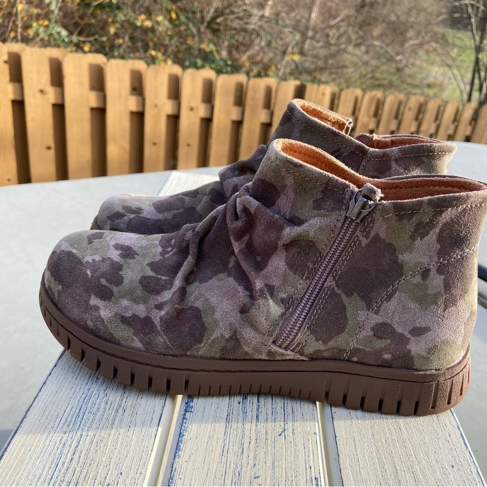 Comfortiva Suede leather Camo Ankle Boots – Women’s 7.5M – Side Zip